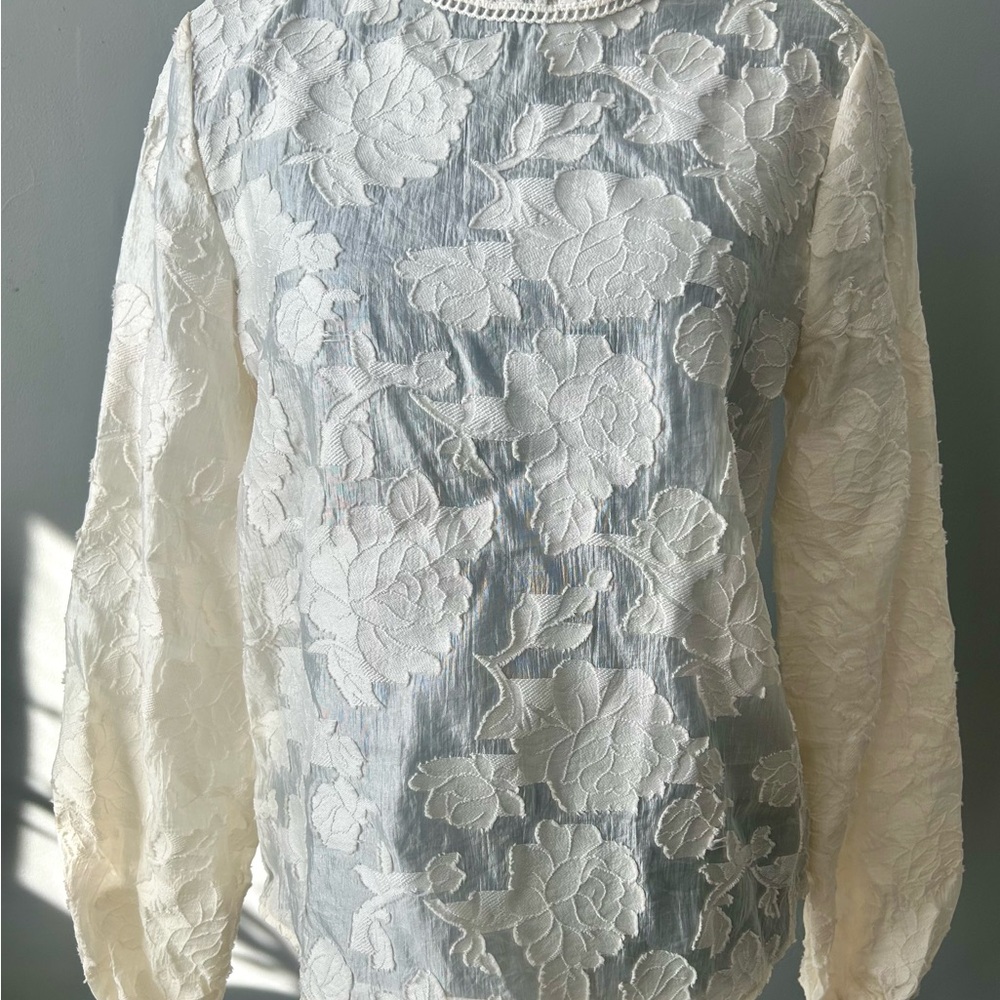 Chic Floral Lace Blouse in Cream and White